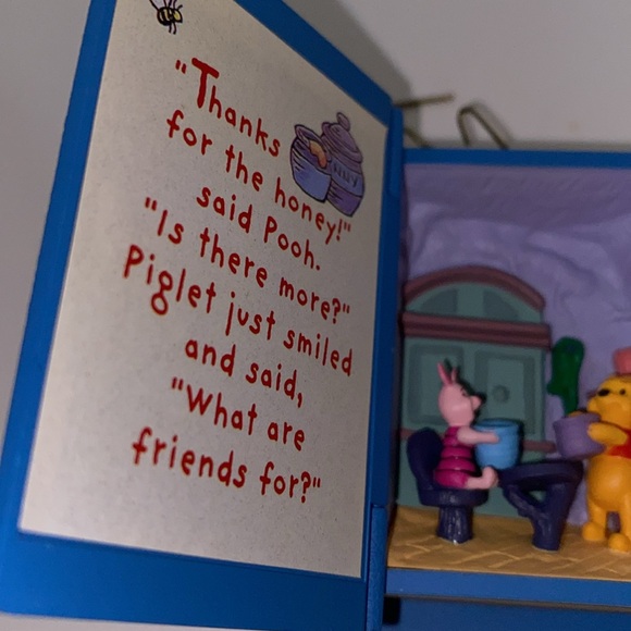 Hallmark Winnie the Pooh Keepsake ornament. A visit from Piglet - Picture 9 of 10